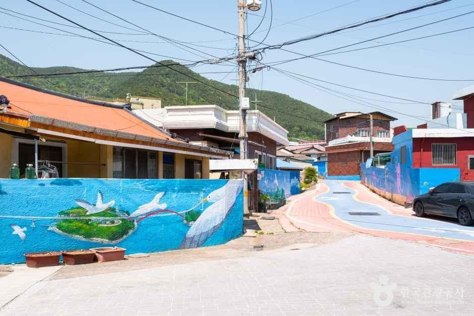 경남_사천_대방진굴항_외부_길_1.jpg