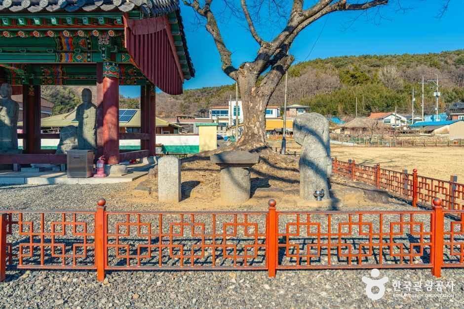 함안_함안 대산리 석조삼존상 (4).jpg