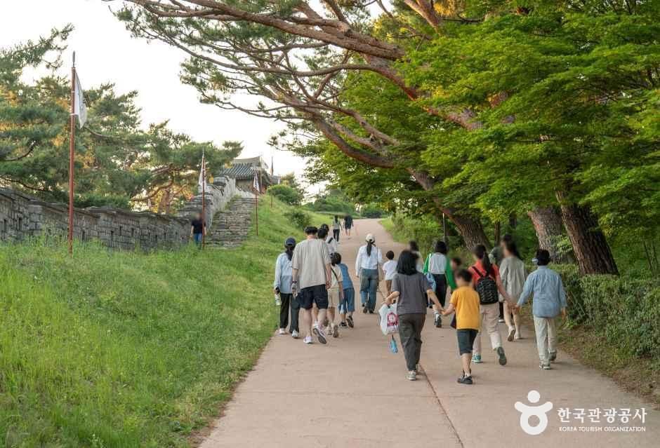 경기_수원_화성행궁_외부_03.jpg