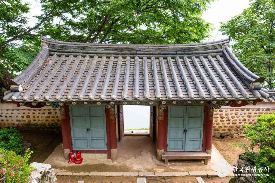 경남_밀양_아랑각_외부_3.jpg
