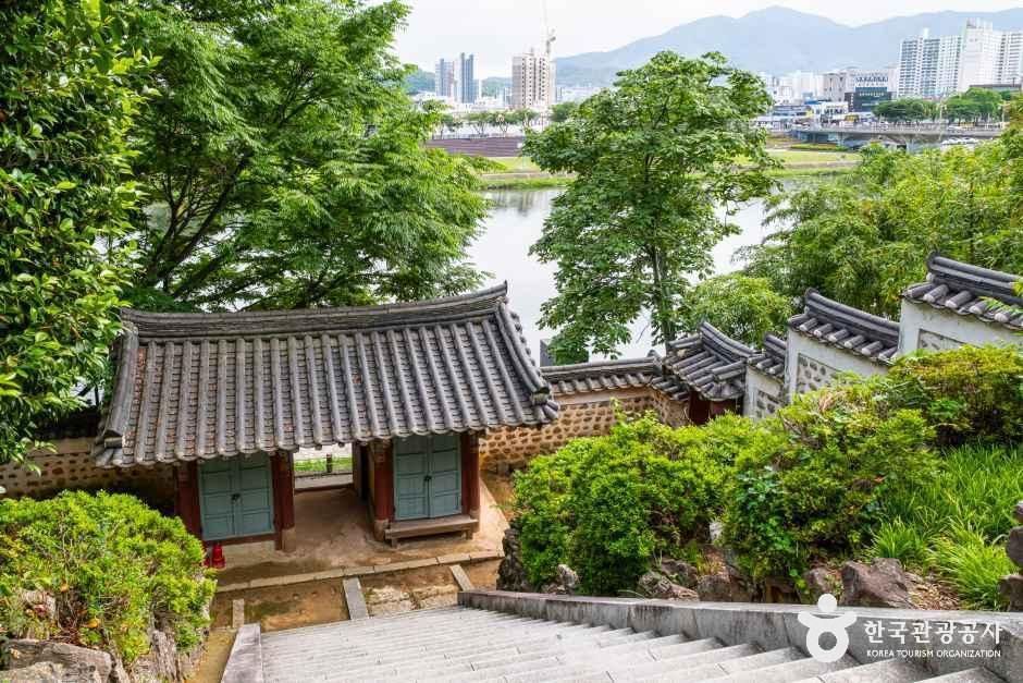 경남_밀양_아랑각_외부_5.jpg