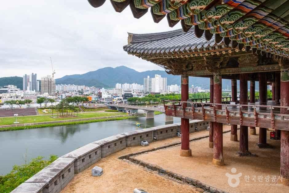 경남_밀양_영남루_외부_7.jpg