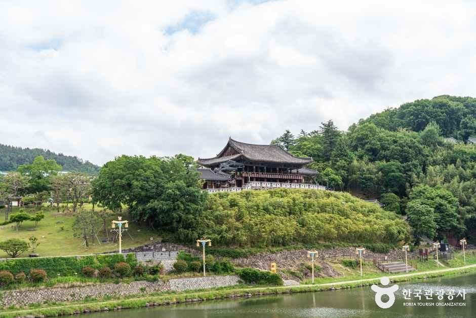 경남_밀양_밀양 영남루_외부_1.jpg