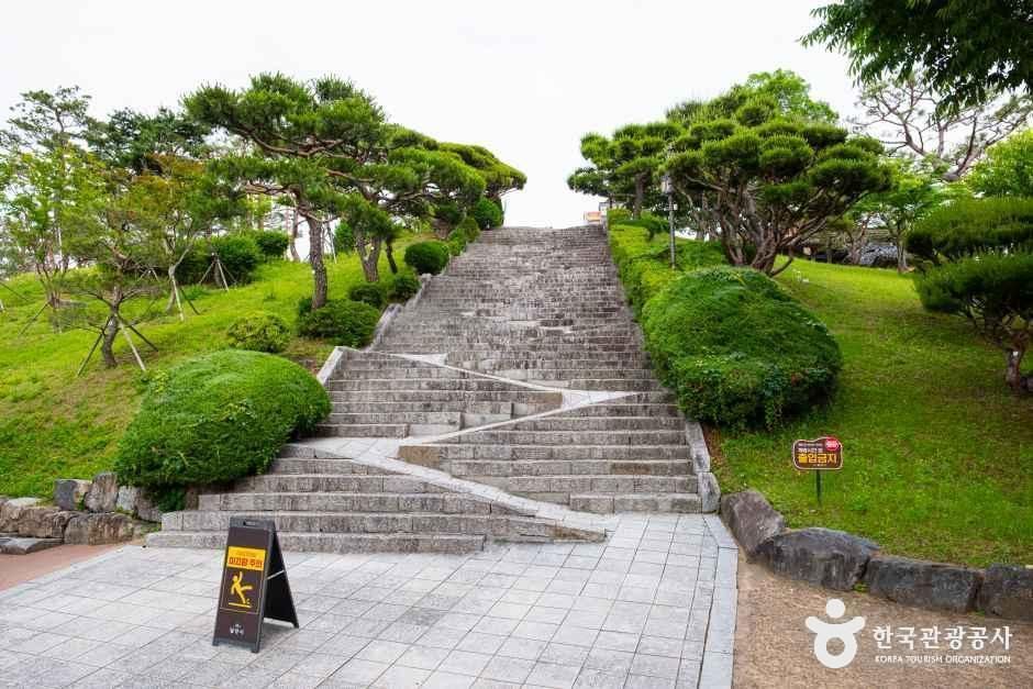 경남_밀양_영남루_외부_1.jpg
