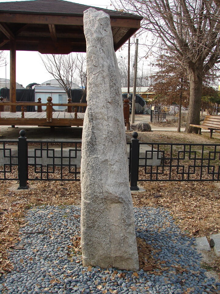 안성죽리석조여래입상(우측)
