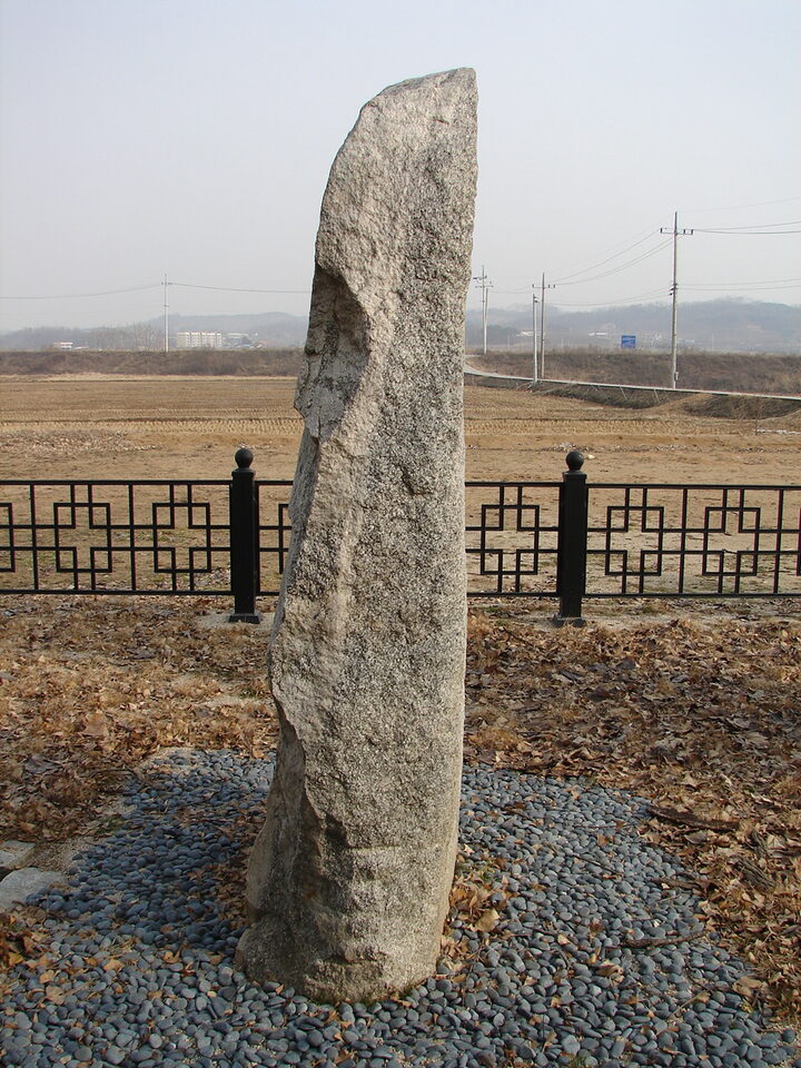 안성죽리석조여래입상(좌측)