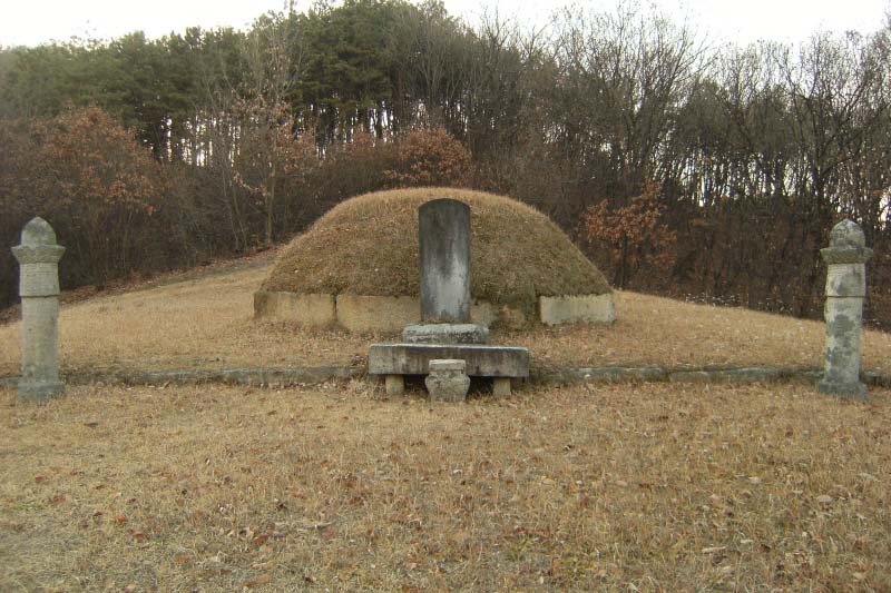 이종린묘역전경