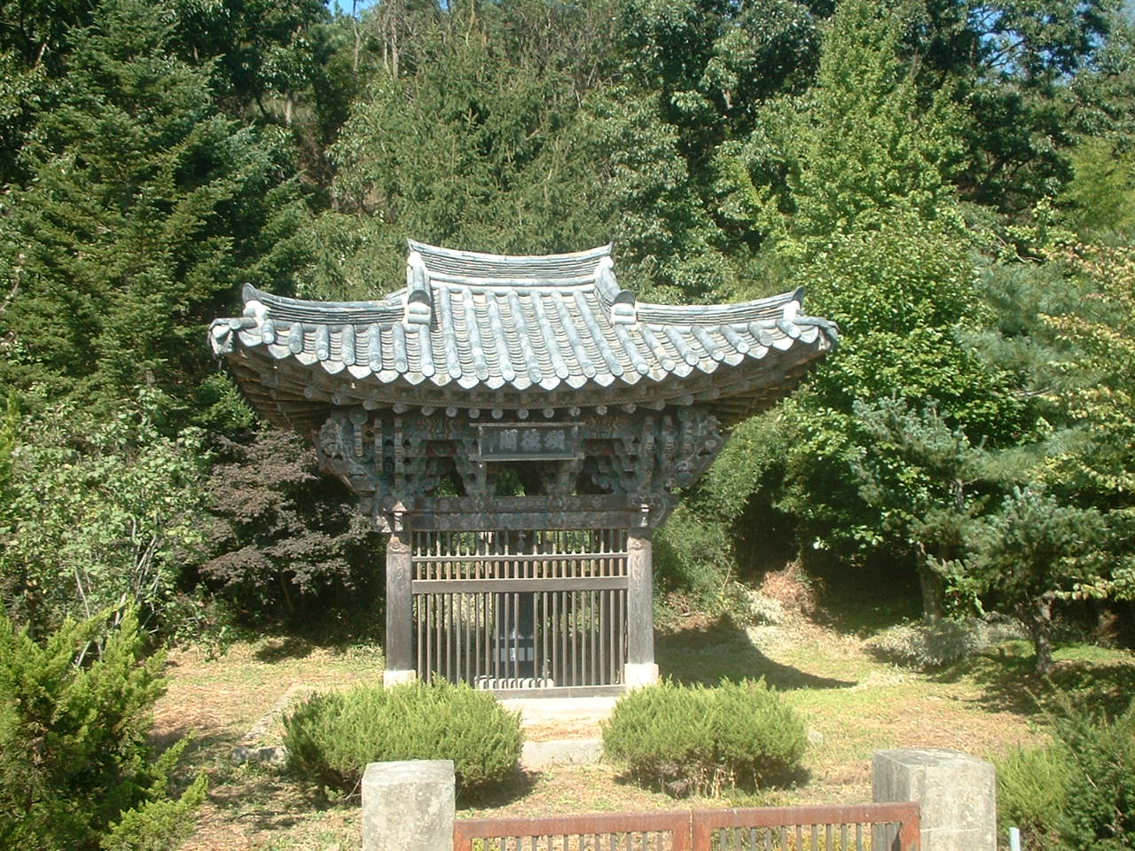 송덕비 전경