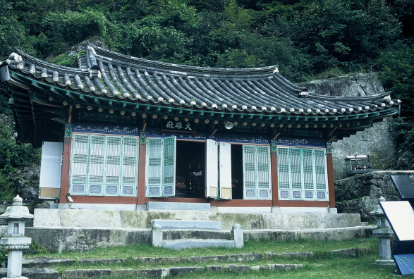 만일사(晩日寺)를 세운 연대는 알 수 없으나, 경내에 있는 석탑이나 마애불 등으로 미루어 볼때 고려시대에 세워진 사찰로 짐작된다. 만일사의 한자 표기도 「동국여지승람」에는 만일사(萬日寺)로 되어있다. 현재의 건물은 1876년(조선 고종 13년)에 지었던 법당을 1970년에 철거하고 다시 지은 것이다. 법당의 현판은 석가여래를 모시는 대웅전으로 되어 있으나 충청남도 우형문화재로 지정된 「천안 성거산 천성사명 금동보살입상」이 모셔져 있다. 관음보살은 천개의 손과 천개의 눈으로 중생을 보살피는 대자비의 보살이다. 전면 4칸, 측면 2칸에 팔작지붕으로 된 초익공(初翼拱)의 건물이다. 기단은 길게 다듬은 돌로 높게 축대를 쌓았고 사각모양의 주춧돌에 네모난 기둥을 세웠다.