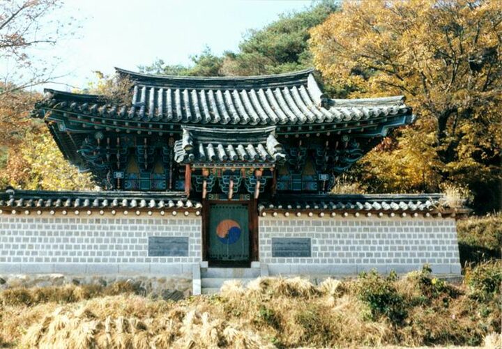 권태사신도비전경