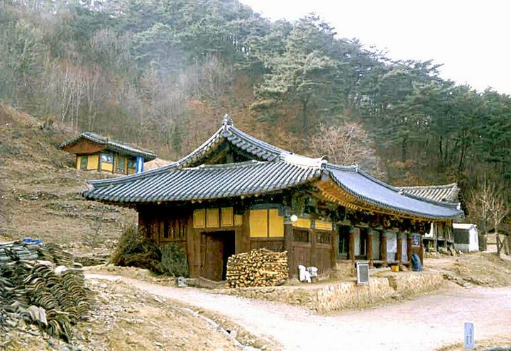 용담사금정암화엄강당