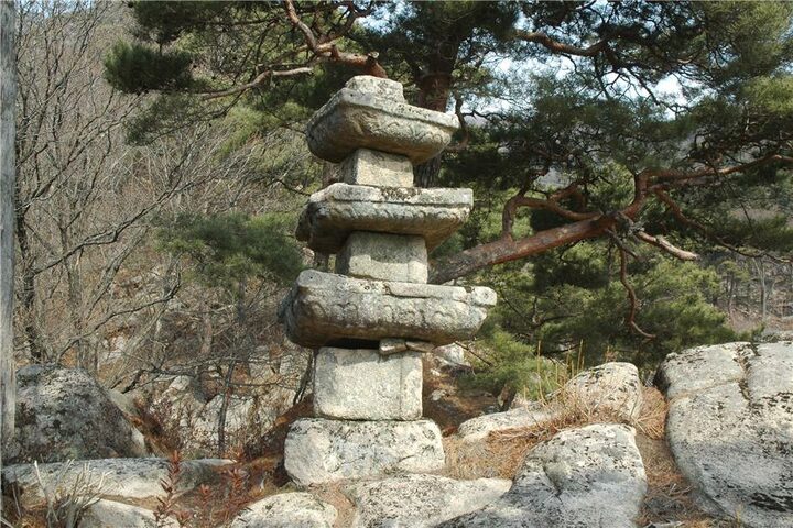 문경 윤필암 삼층이형석탑(남면 모습)