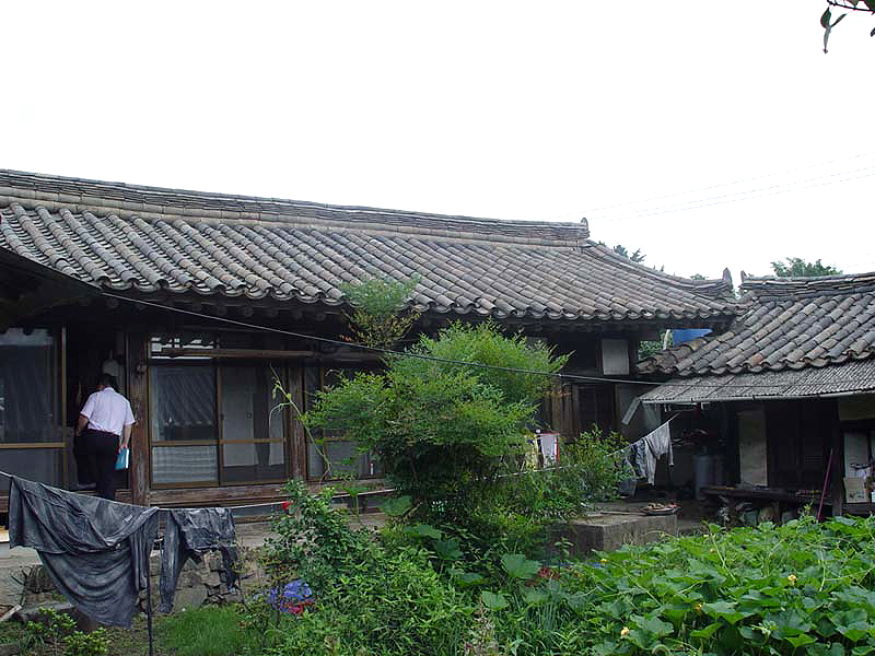 안채(우)