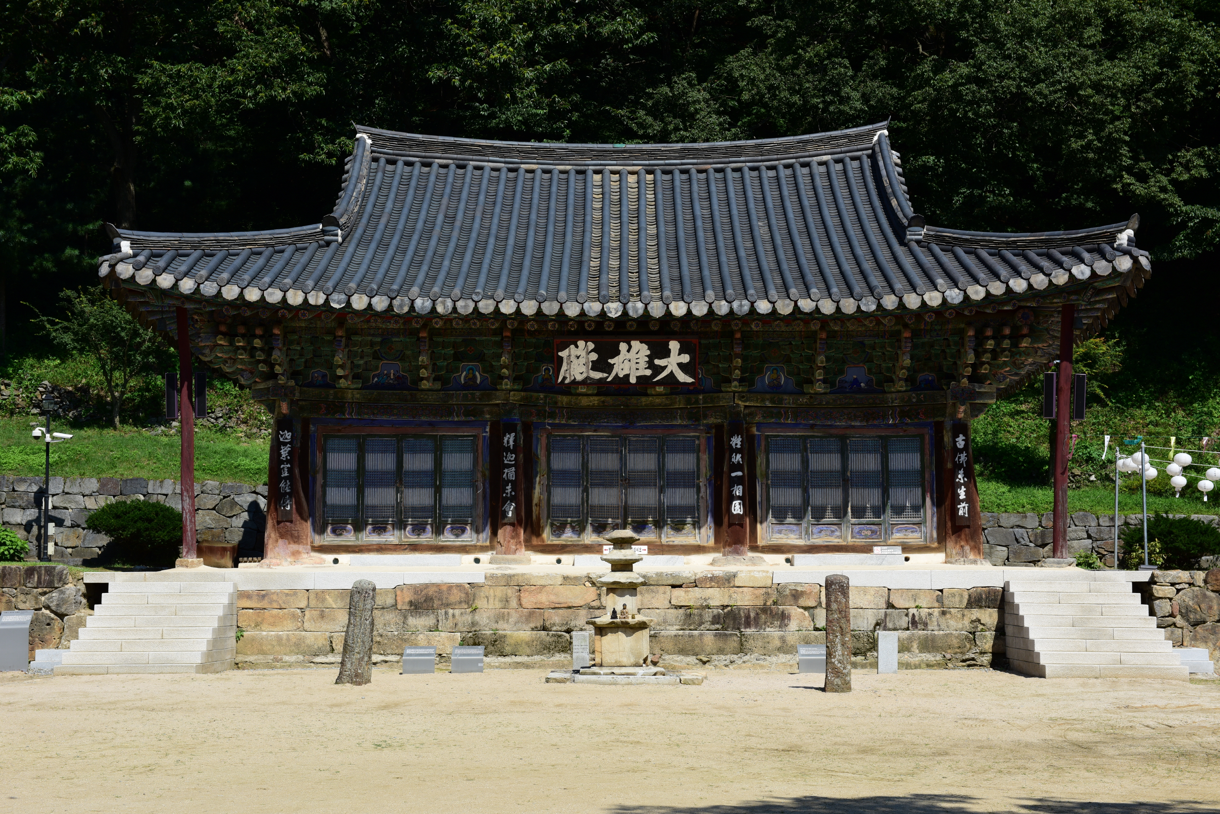 청룡사삼층석탑_대웅전과 삼층석탑 (촬영년도 : 2015년)