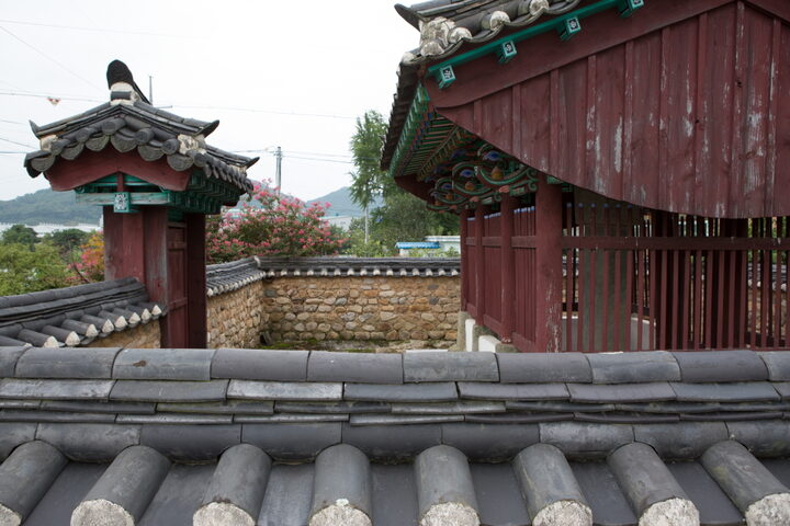 밀양 박양춘 여표비각_수기와 측면 전경 (촬영년도 : 2015년)