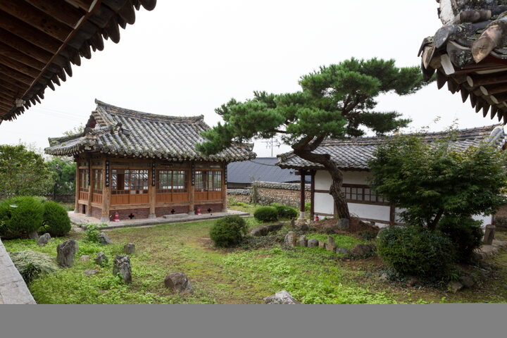 진주 이세후 종가_중문에서 본 전경 (촬영년도 : 2015년)