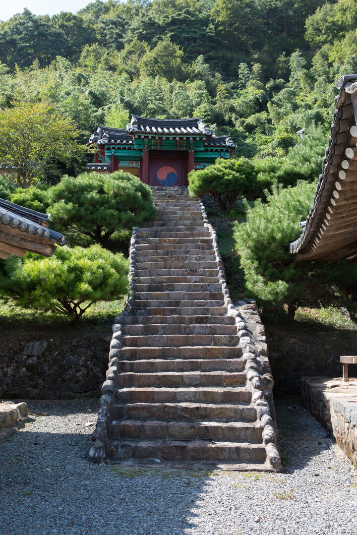 하동 두방재_사당 계단 (촬영년도 : 2015년)