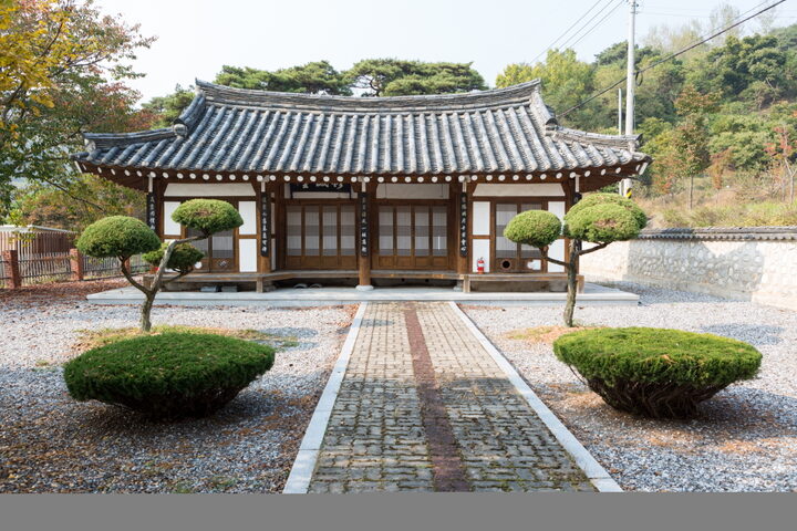 함양 교수정_대문에서 본 교수정 (촬영년도 : 2015년)