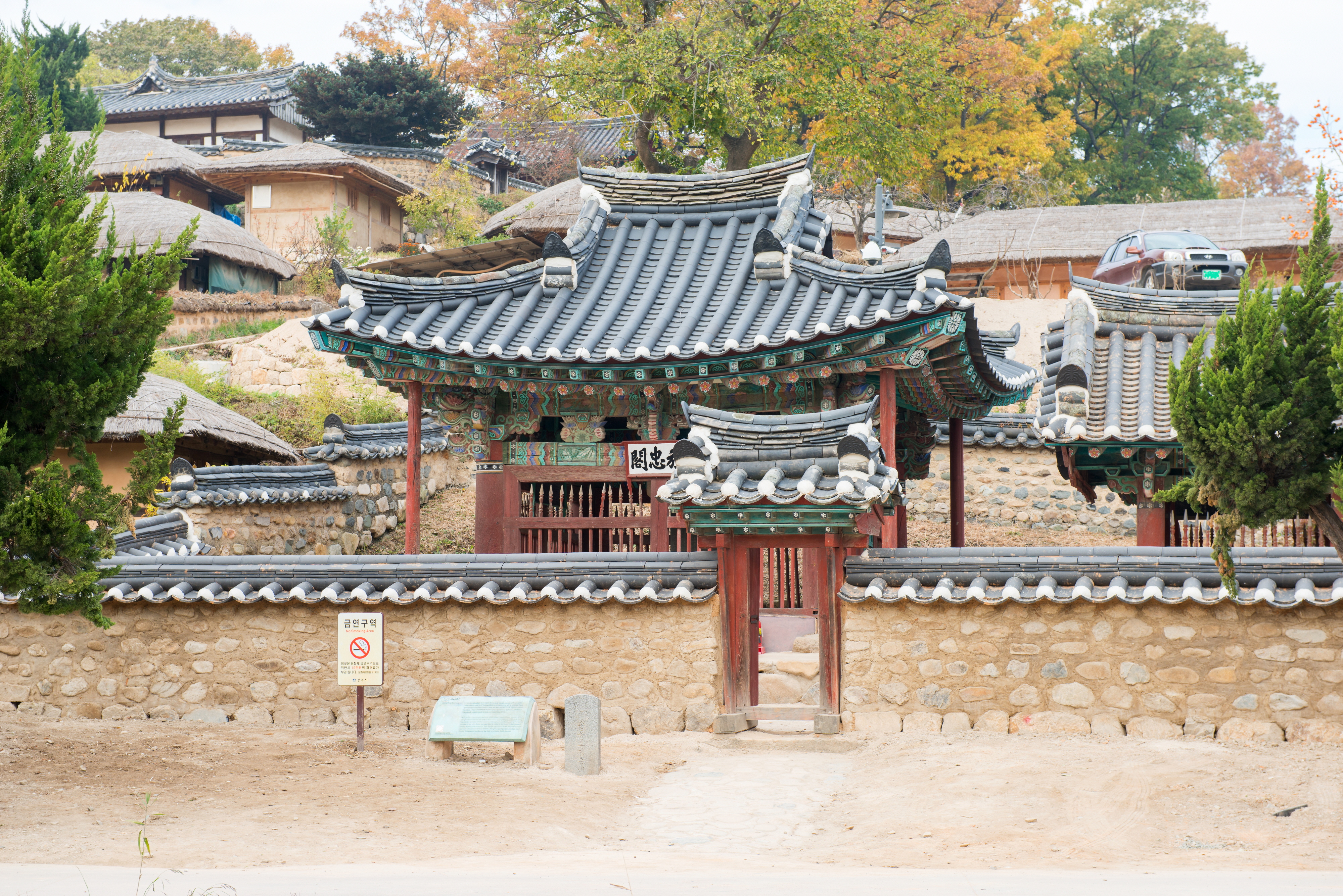 손종로정충비각_원경 (촬영년도 : 2015년)