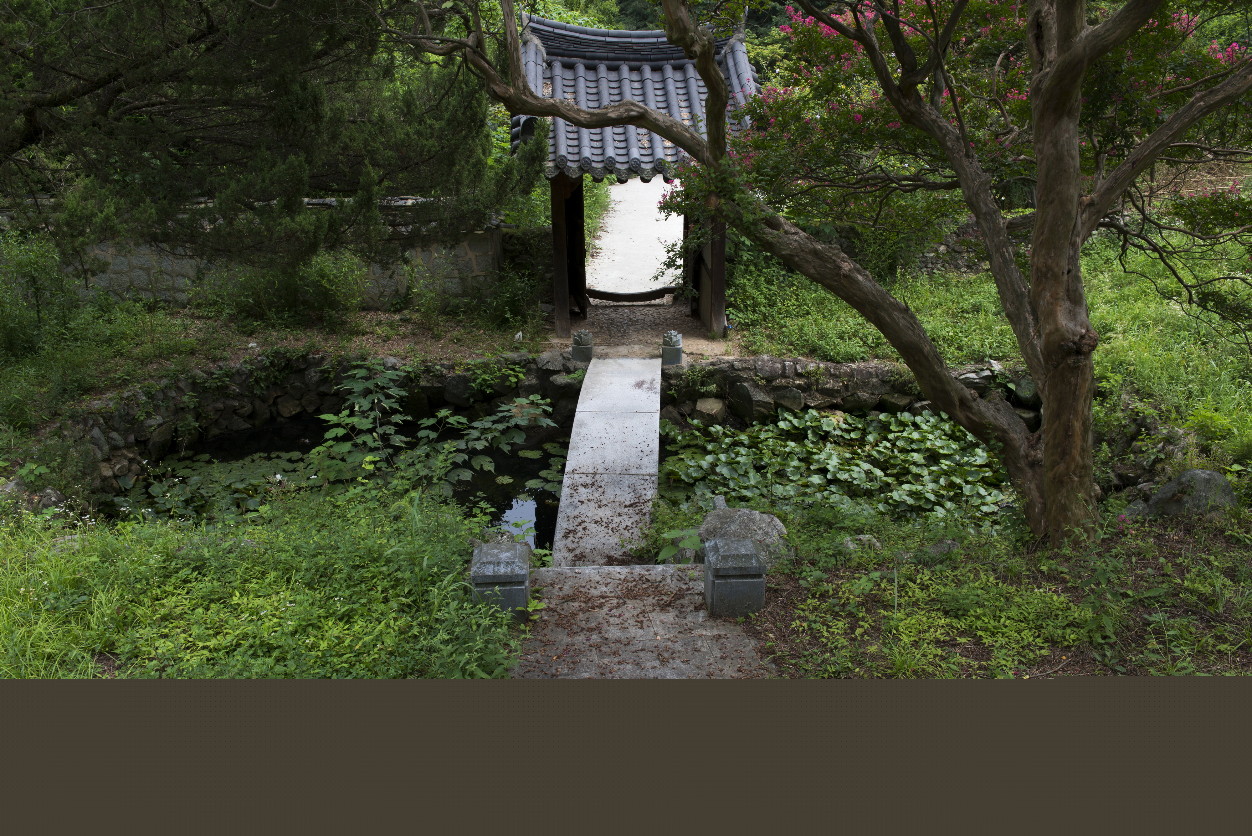 김천 율수재_율수재에서 내려다 본 마당 (촬영년도 : 2015년)