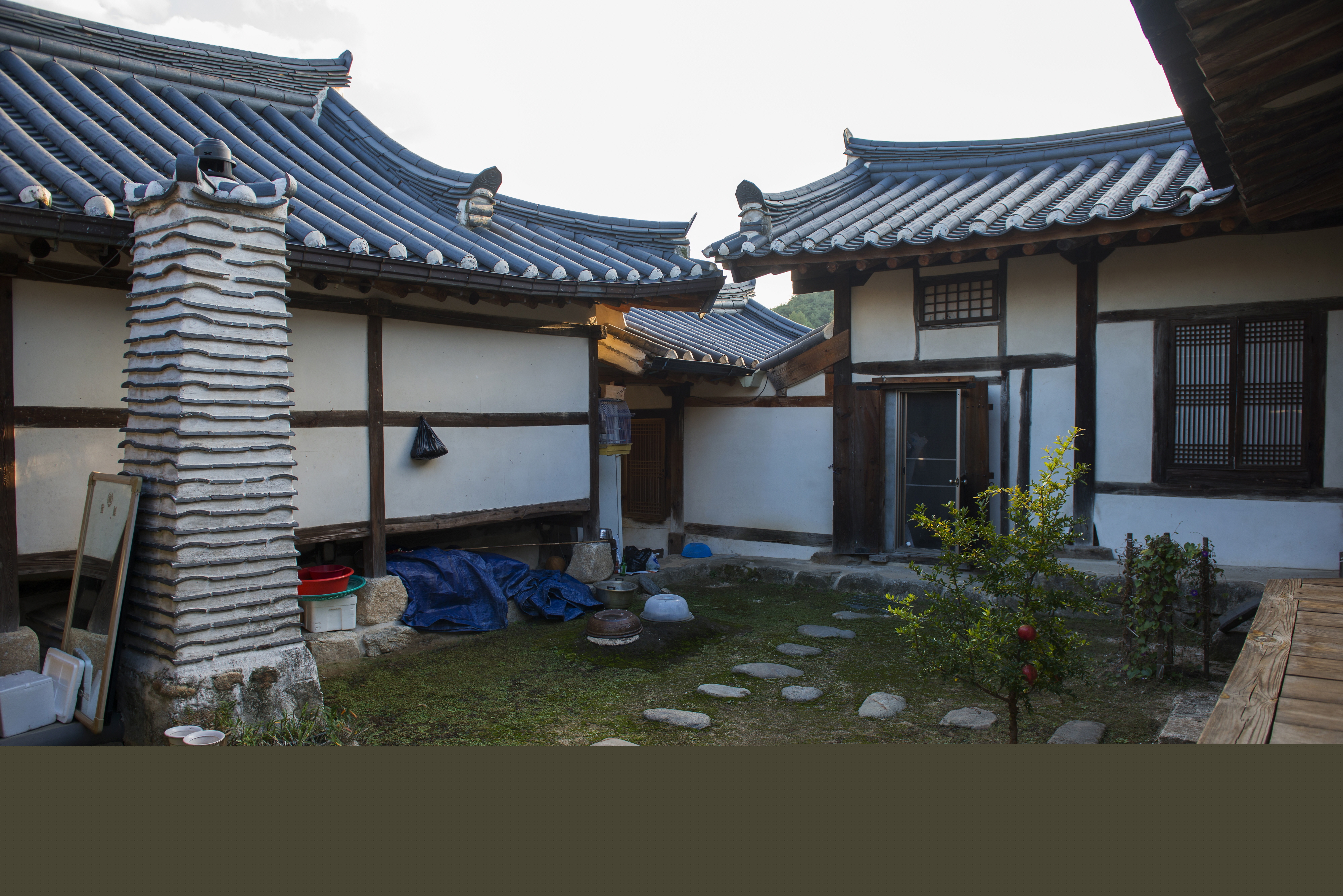 봉화팔오헌종택_안채 마당 (촬영년도 : 2015년)