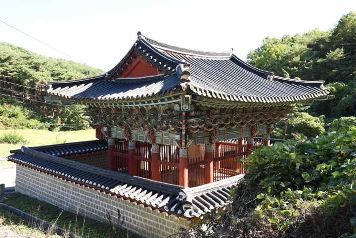 권태사신도비_비각 후경 (촬영년도 : 2015년)