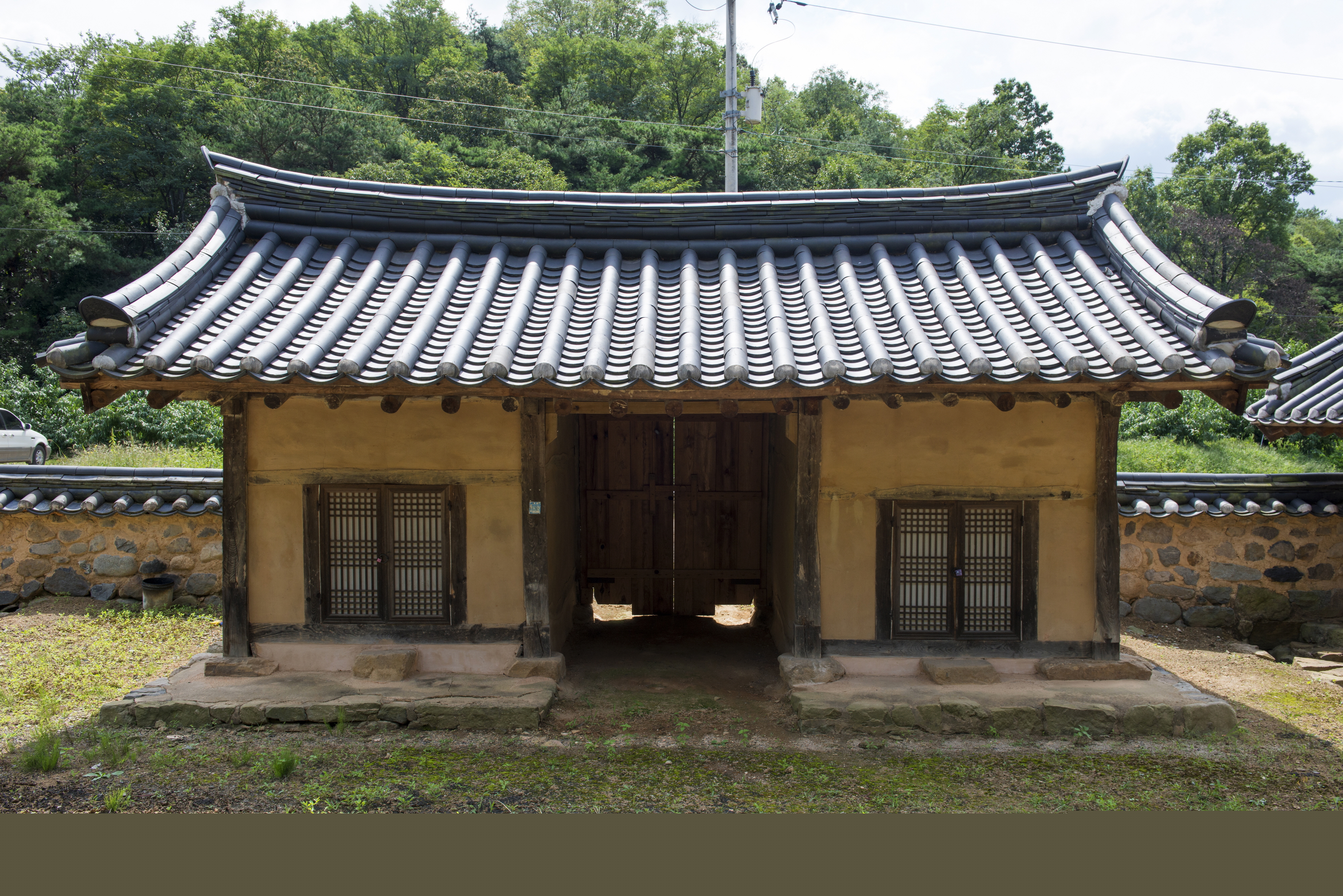 유후재및옥비_대문채 뒷면 (촬영년도 : 2015년)