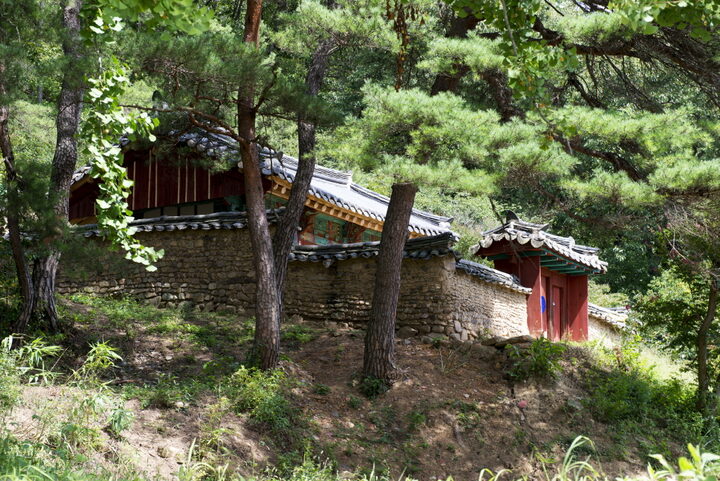 오봉종택_사당 원경 (촬영년도 : 2015년)