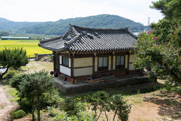 오봉종택_사당에서 내려다 본 종택 (촬영년도 : 2015년)