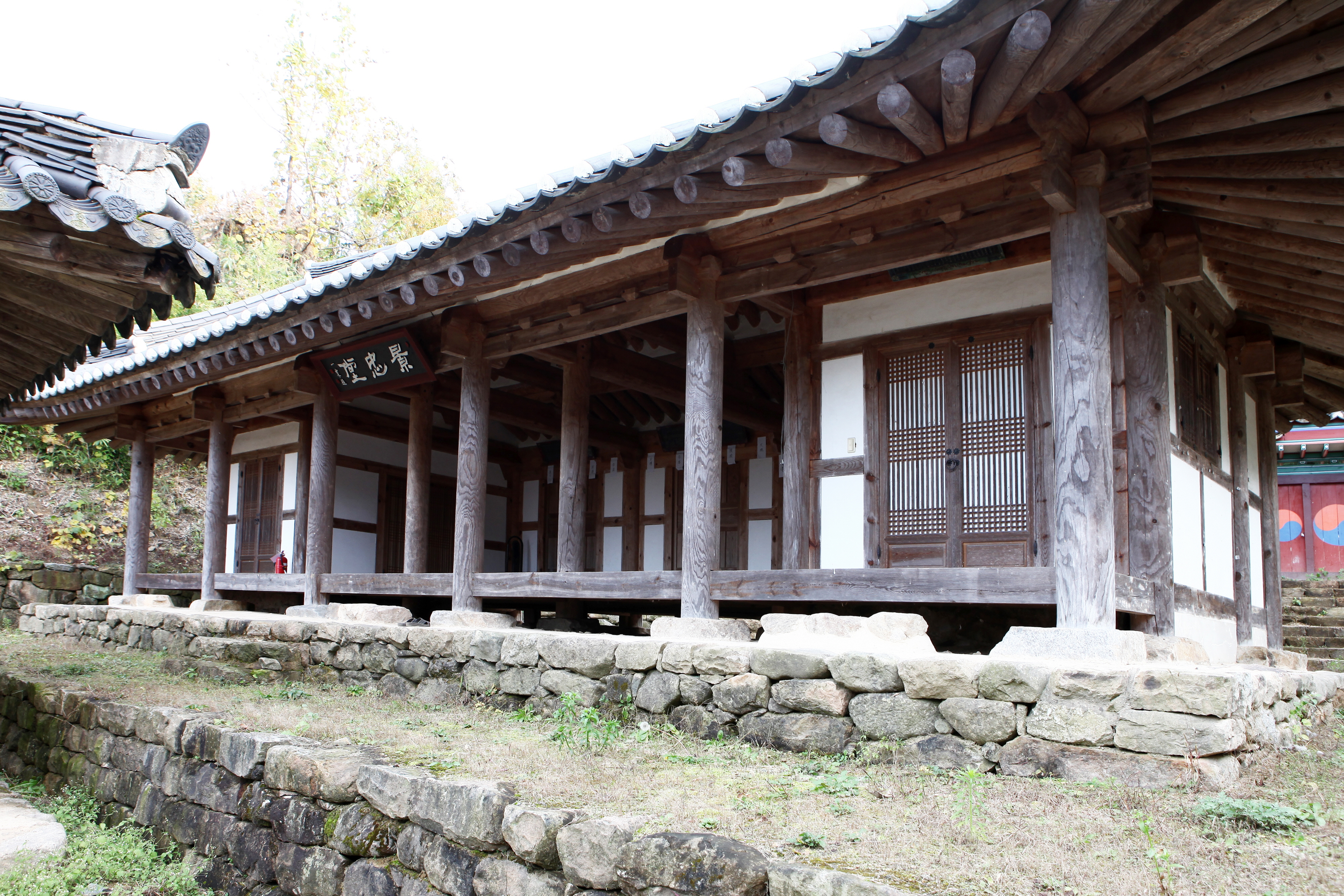 덕산사_경충당 전경 (촬영년도 : 2015년)