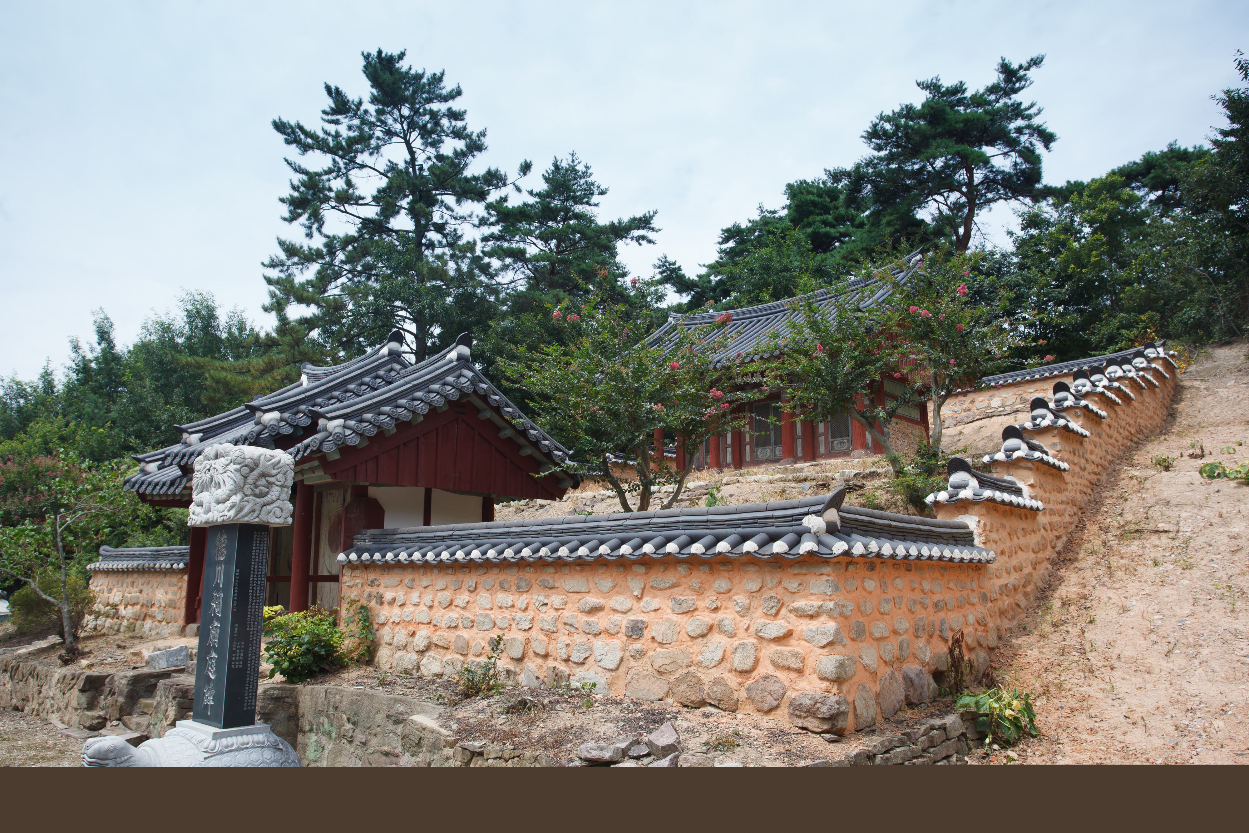 덕천사_입구 우측면 전경 (촬영년도 : 2015년)