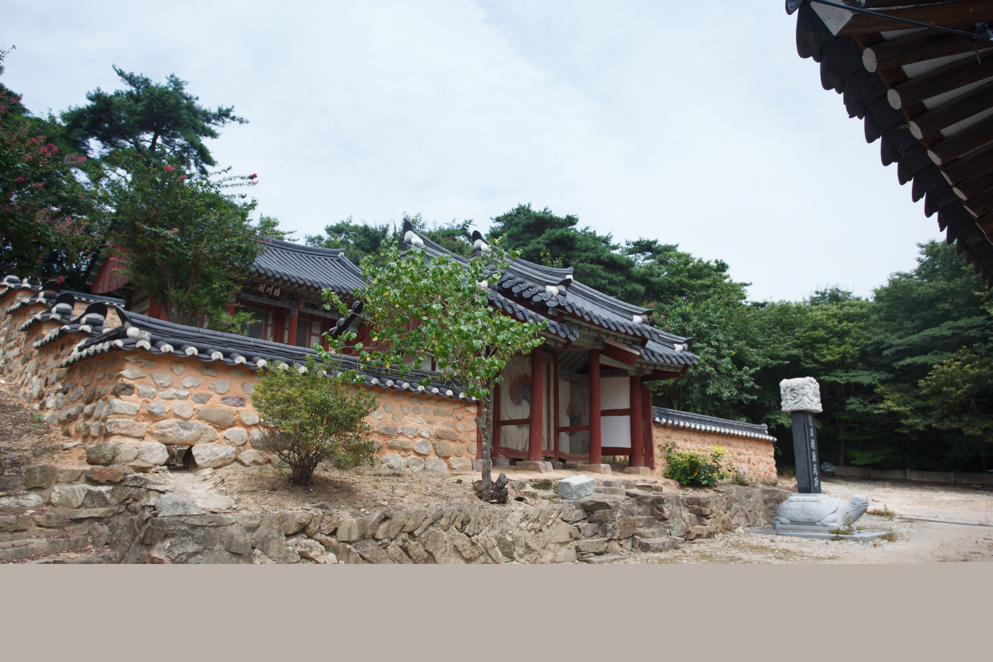 덕천사_입구 좌측면 전경 (촬영년도 : 2015년)