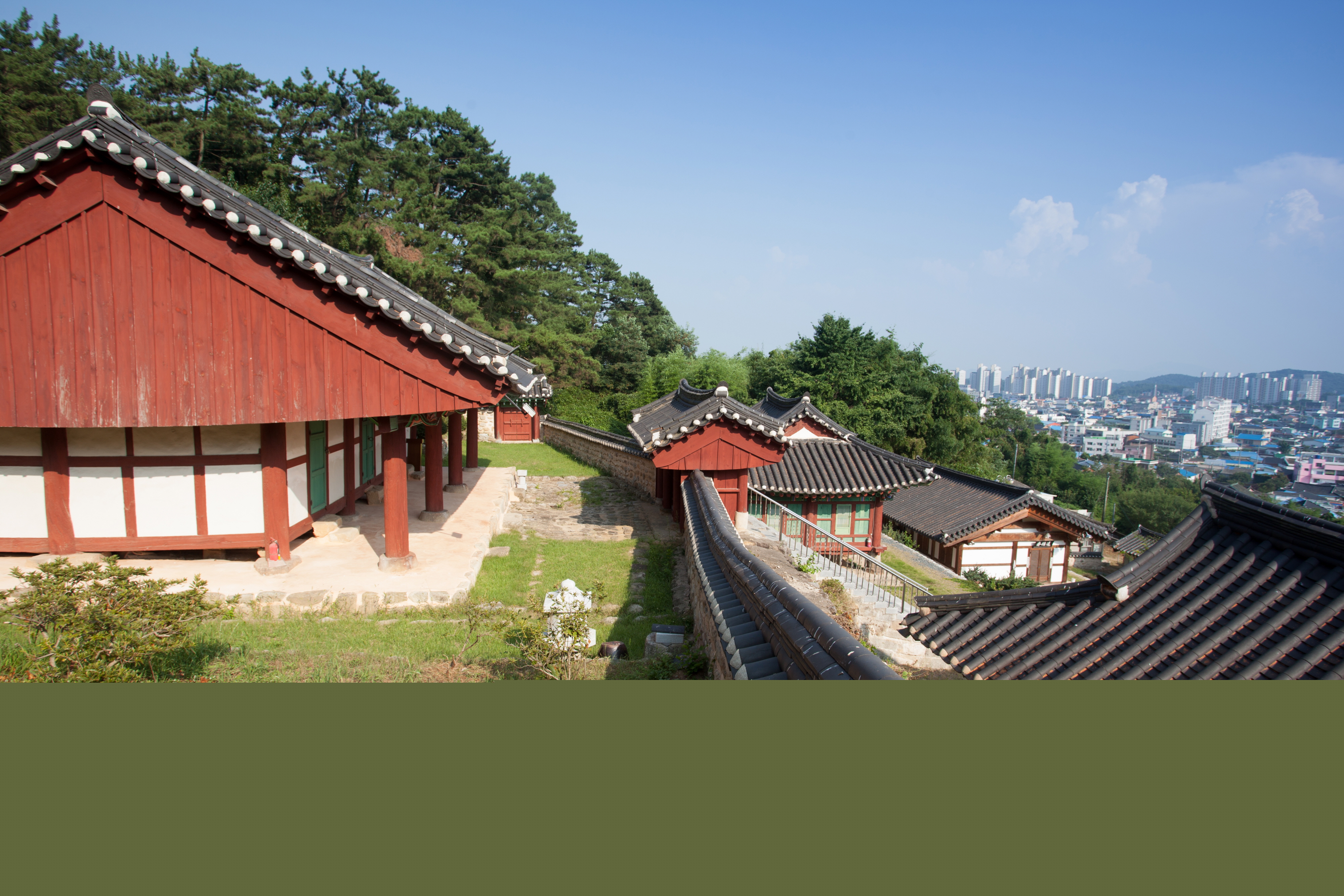 부안향교대성전_측면에서 바라 본 전경 (촬영년도 : 2015년)
