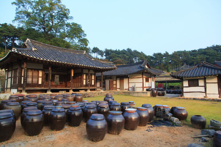 장군 덕천군사우_강당과 관리사 전경 (촬영년도 : 2015년)