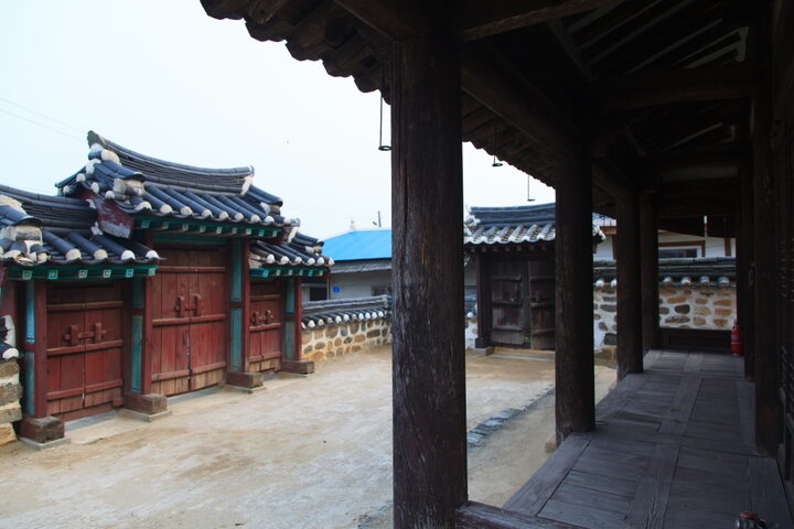 충헌공윤전사우_사우와 삼문 전경 (촬영년도 : 2015년)