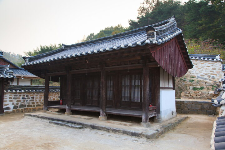 충헌공윤전사우_우측면 (촬영년도 : 2015년)