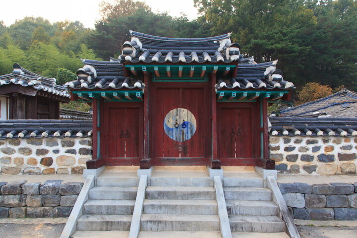 충헌공윤전사우_입구 전경 (촬영년도 : 2015년)