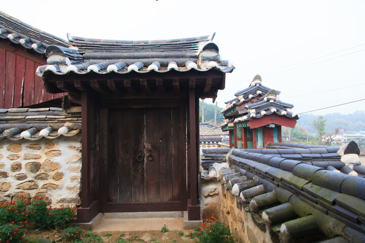 충헌공윤전사우_쪽문 (촬영년도 : 2015년)
