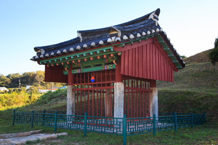 이억장군 정려_우측면 (촬영년도 : 2015년)