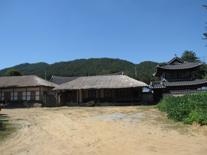 청양 윤남석 가옥는 안채·사랑채(큰 사랑채)·별채(작은 사랑채)·행랑채·곳간 등으로 구성된 조선 후기에서 1900년 초에 건축된 고택이다.