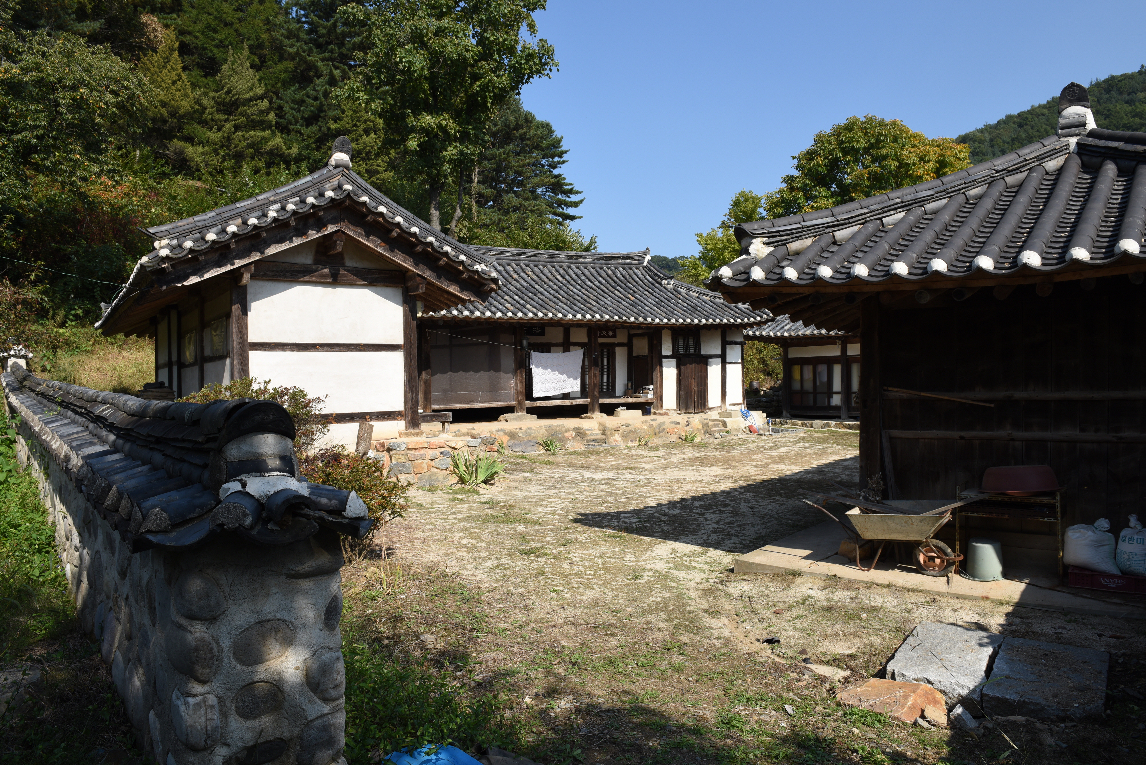 청주 과필헌_마당 (촬영년도 : 2015년)