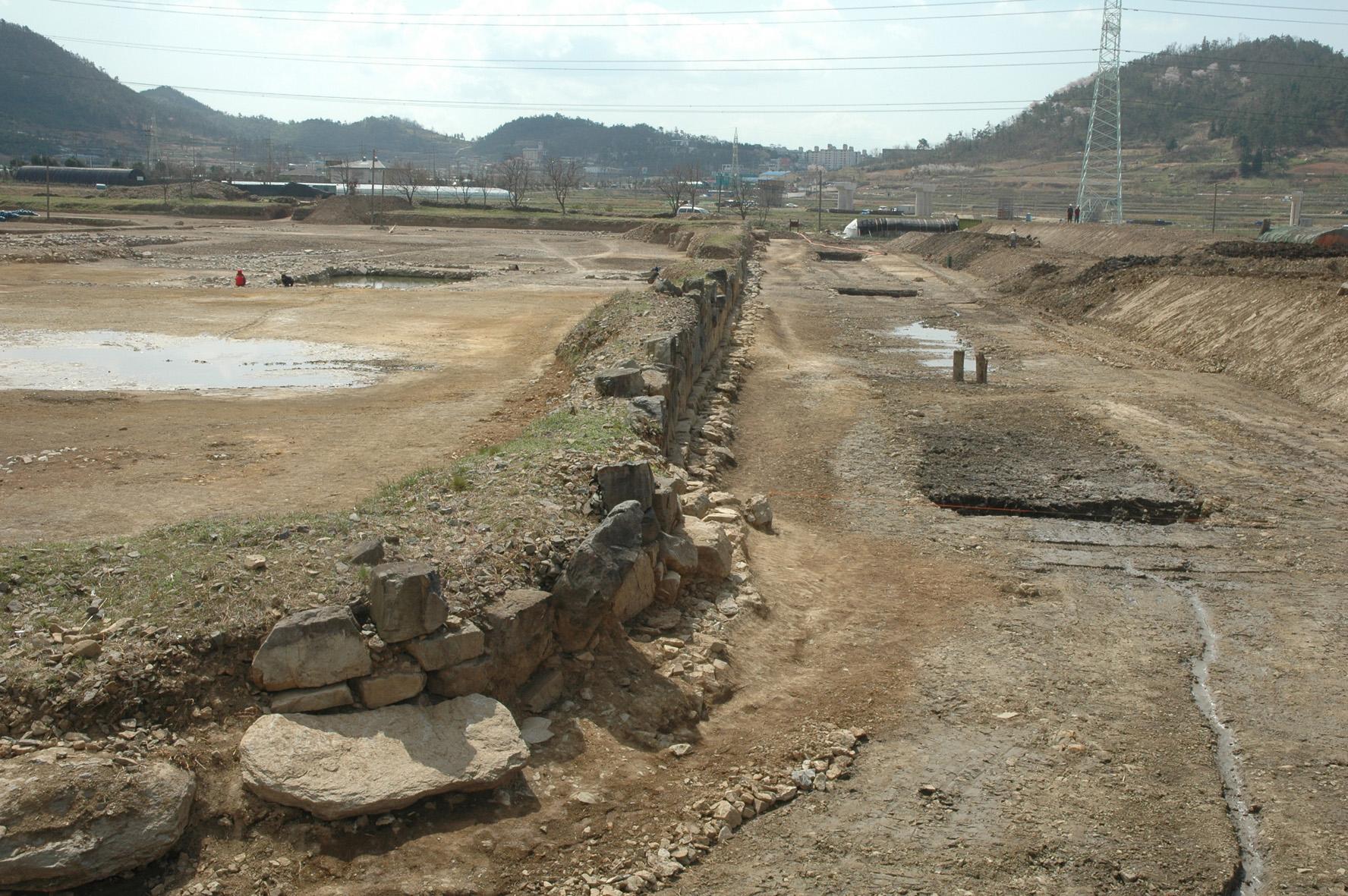 북·서쪽 성벽과 해자 모습