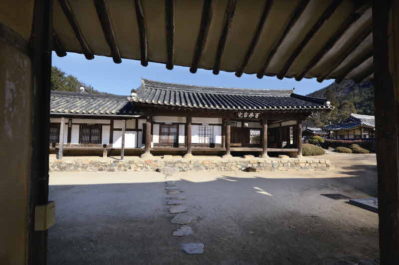 대문채에서 바라본 사랑채