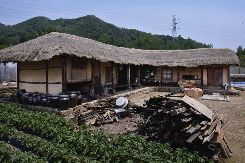 일각문에서 바라본 안채
