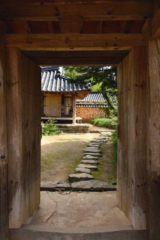 중문에서 바라본 사랑채