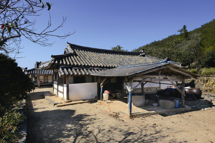 안채 뒷면