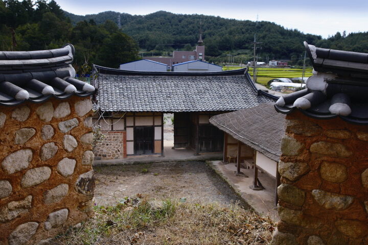 곳간채에서 바라본 대문채