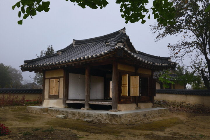 정사 정면