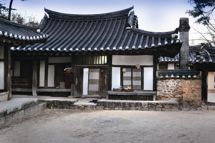 별당에서 본 안채