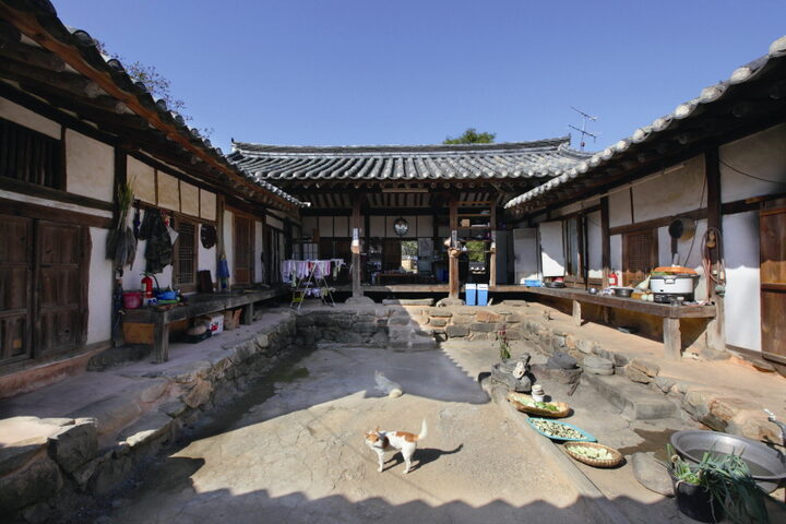 중문채에서 본 안채